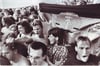 Die DDR hat im Sommer 1990 noch immer ihre Fans - etwa hier bei einer Demo in Halle. Aber es sind nur noch wenige.