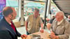 Bei MZ vor Ort im Coworking-Space kam Regionalhistoriker Petrik Wittwika  mit  Matthias Jonack und Winfried Schmidt (v. li.) ins Gespräch.  