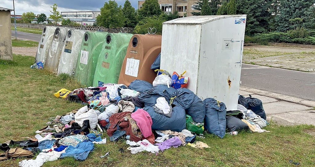Am alten Gymnasium quillt dieser Altkleidercontainer seit Monaten ständig über. Laut Rathaus wird auch dort regelmäßig zur Leerung aufgefordert.