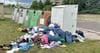 Am alten Gymnasium quillt dieser Altkleidercontainer seit Monaten ständig über. Laut Rathaus wird auch dort regelmäßig zur Leerung aufgefordert.