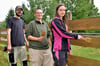 Toni Wöllner, Niklas Fischer und Maria Gesler (v.l.) sind Teilnehmer der Maßnahme „PraeVer – Prävention durch Veränderung“ und nehmen im Rahmen eines Projekttages Ausbesserungen am Zaun des Lebenshofs für Tiere in Geußnitz vor.
