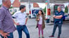 Auf seiner Sommertour besuchte Landrat Patrick Puhlmann (2. von links) die Tankstelle in Sandau. Stadträtin Jenny Zilcher erklärte, wie die Öffnungszeiten abgesichert werden können.