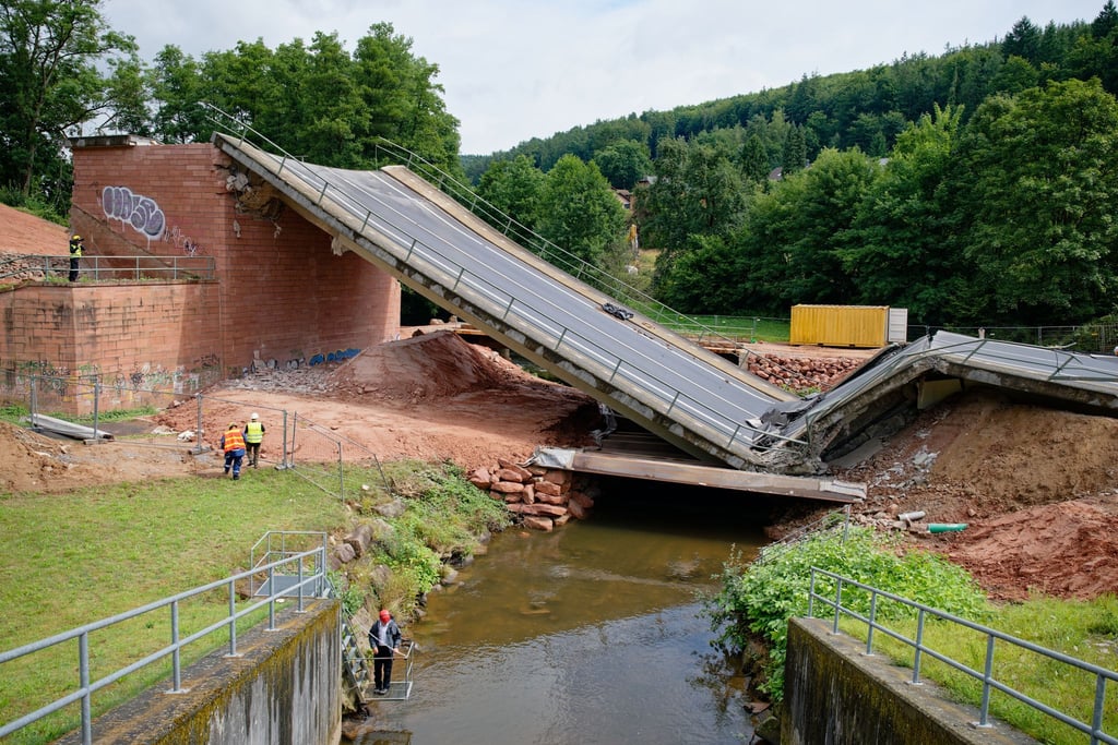 Die Brücke stürzt durch Sprengung ein