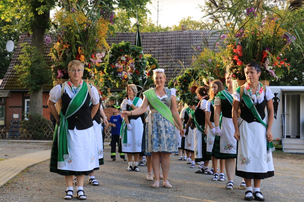 Das Harzfest in Hüttenrode steht ganz im Zeichen des Jubiläums 140 Jahre Grasedanz. Dafür werden sich auch die Grasefrauen um Grasekönigin Diana Ganzert (Mitte) wieder herausputzen. Alle Einwohner des Harzkreises und Gäste sind vom 1. bis 3. August herzlich zum Mitfeiern eingeladen. Für die Anreise gibt es einiges zu beachten.