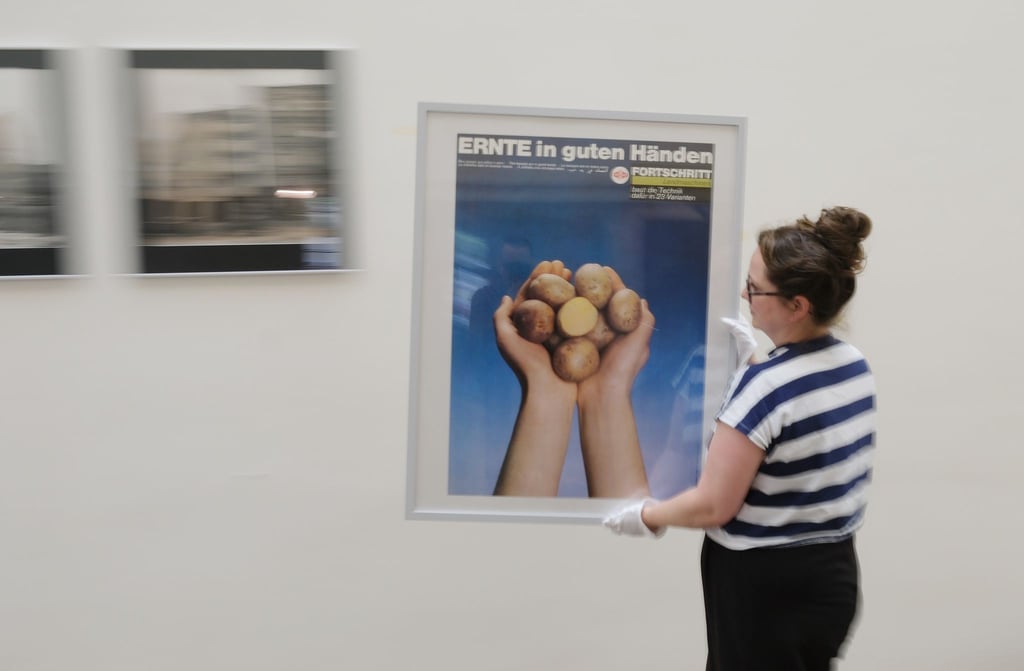 In der Kunststiftung in Halle wird die Ausstellung mit Kunstankäufen des Landes Sachsen-Anhalt vorbereitet.