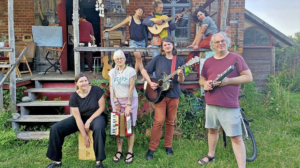 Die Musiker, die am Sonntag auf Schloss Goseck auftreten, sind erst am Montag in Hohenbüssow zusammengekommen, wobei dieses Foto entstand.