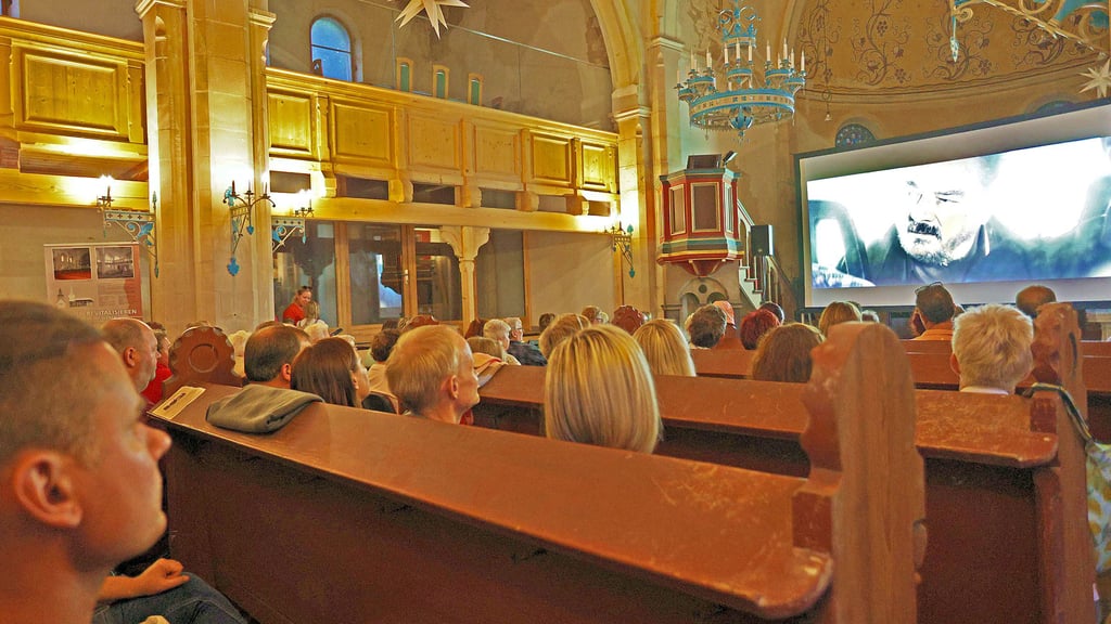 Besucher sehen in der Wilslebener Kirche den Streifen „Zwei zu eins“ mit Sandra Hüller, Max Riemelt, Peter Kurth und vielen weiteren bekannten Schauspielern.