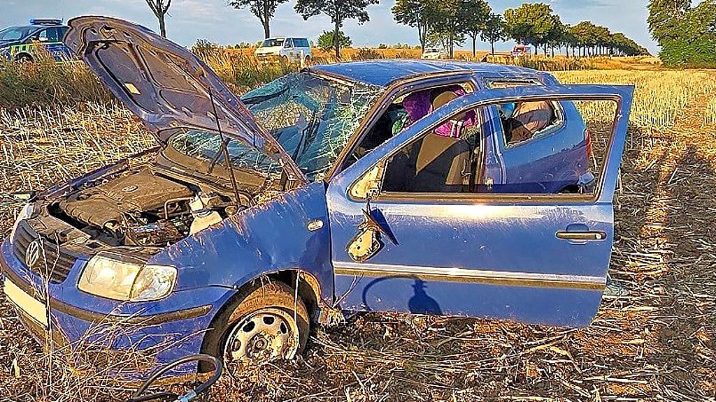 Dieser Volkswagen überschlug sich am Mittwochmorgen an der B185 zwischen Aschersleben und Ermsleben mehrfach.