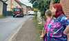 Martina Schulze und Enkel Sidney an der Kurve vor ihrem Haus. Die Fahrbahn ist schmal und stark befahren. Schulkinder müssen sie täglich kreuzen. Trotzdem gibt es keine Geschwindigkeitsbeschränkung.