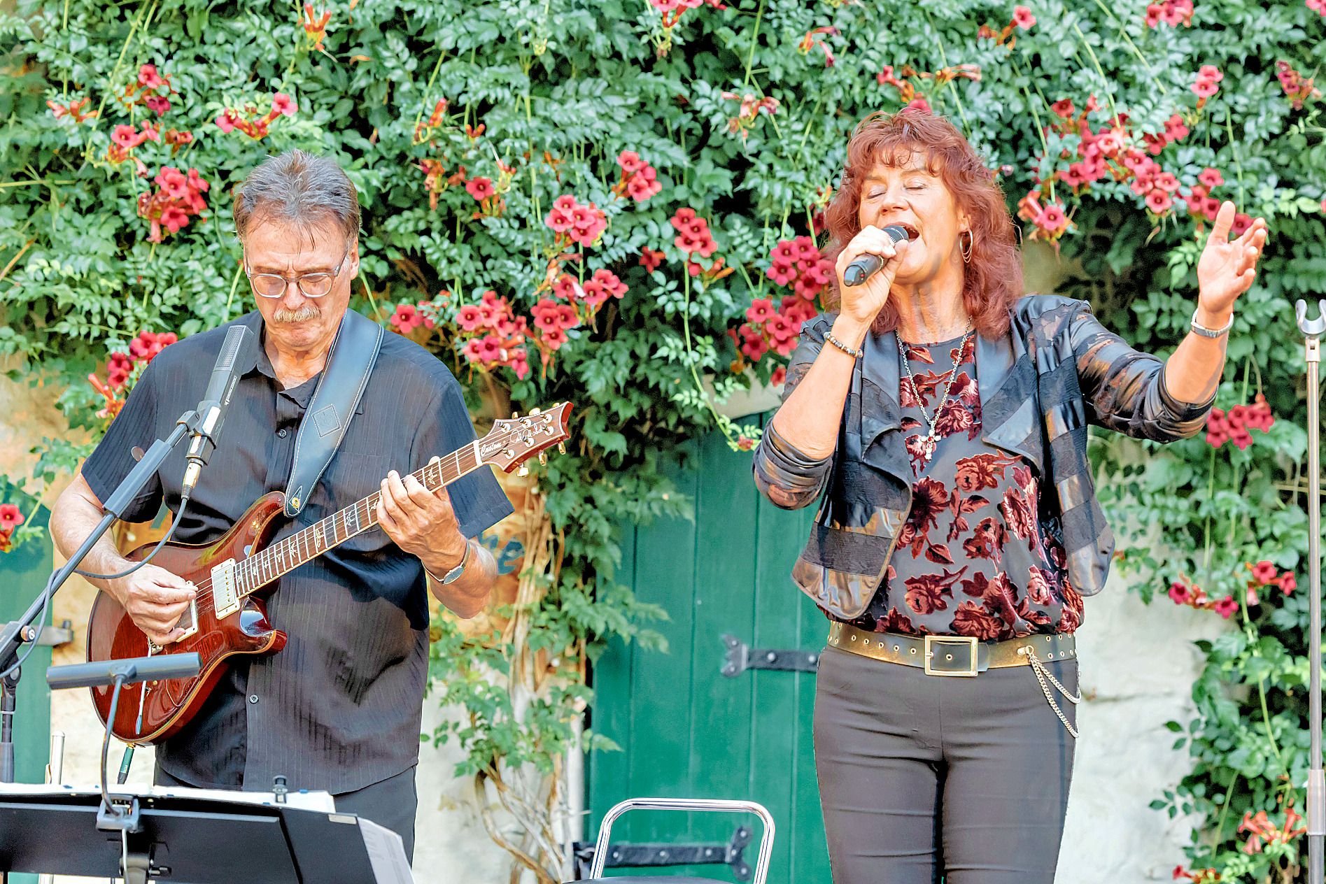 Veranstaltung auf der Wasserburg: Beliebte Gäste in Egeln: Duo „Capriccio“ spielt Konzert vor voll besetztem Kirchhof