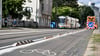 In Magdeburg wird ein Schutzstreifen für Fahrradfahrer von der Fahrbahn für Autofahrer mit Bodenschwellen getrennt.