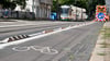In Magdeburg wird ein Schutzstreifen für Fahrradfahrer von der Fahrbahn für Autofahrer mit Bodenschwellen getrennt.