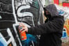 Ein Sprayer in Aktion. Die Autobahnpolizei schnappte jetzt am Kreuz Magdeburg einen 23-Jährigen auf frischer Tat.