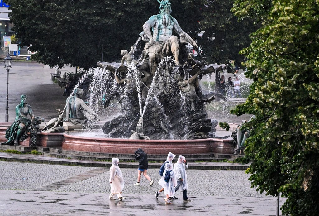 Ohne Regenschirm oder Regenjacke ging es im Juli nicht. (Archivbild)