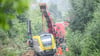 Mit einem Kran wird an der Unfallstelle, an der ein Regionalzug entgleist ist, gearbeitet. Ein Regionalexpress war am Sonntagabend (27.07.2025) in Riedlingen nach bisherigen Erkenntnissen infolge eines Hangrutsches entgleist.