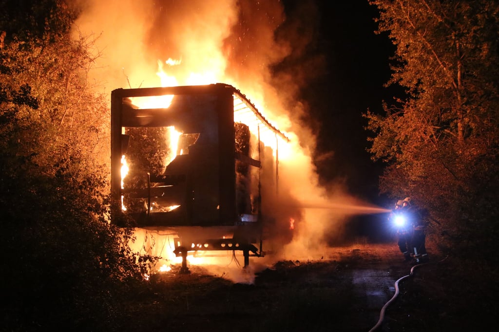 Ein Lkw-Auflieger ist in der Camillo-Irmscher-Straße in in Halle Brand geraten.
