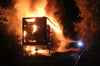 Ein Lkw-Auflieger ist in der Camillo-Irmscher-Straße in in Halle Brand geraten. 