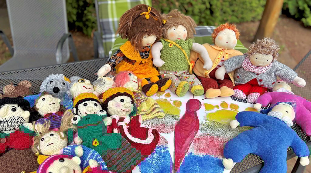 All diese Puppen häkelt Ramona in ihrer Freizeit selbst.