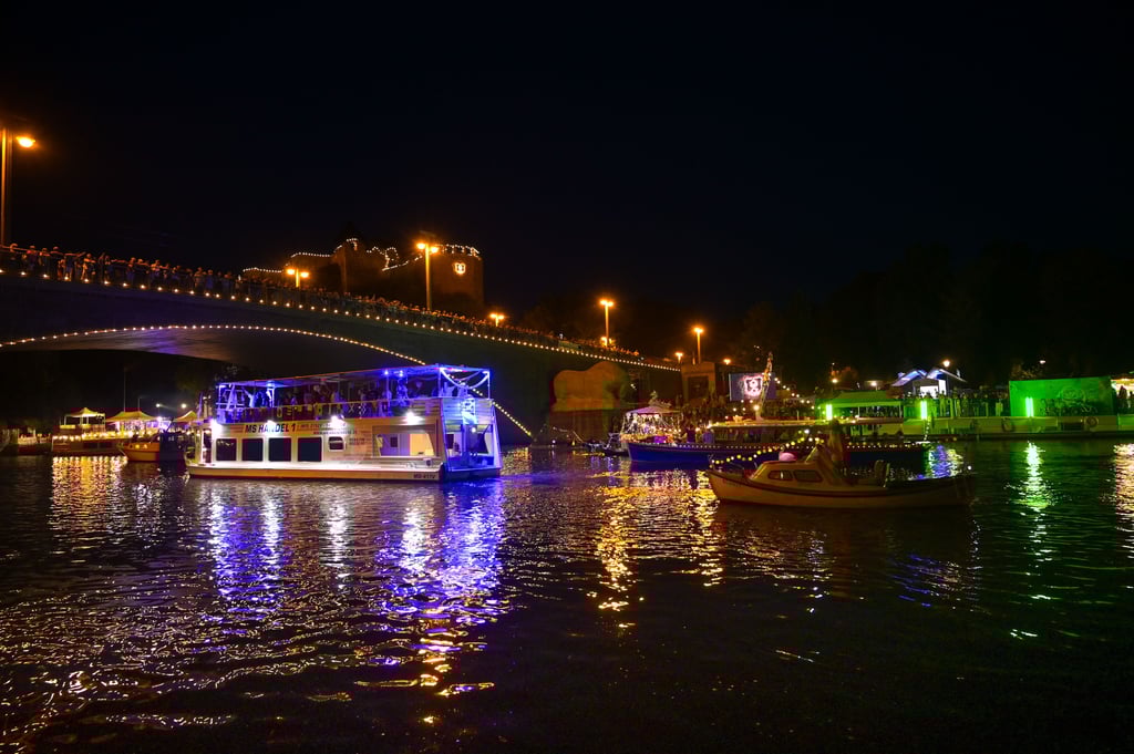 Auch 2025 werden beim Laternenfest in Halle wieder "Leuchtende Boote" über die Saale schippern – der Bootskorso ist eines der Highlights des Volksfestes.
