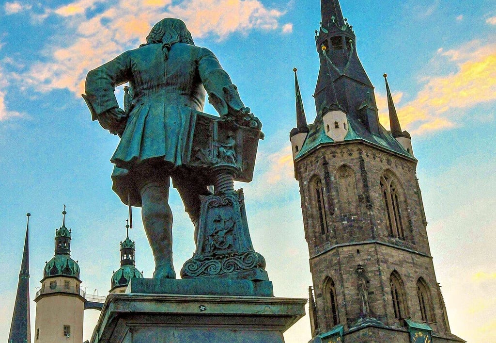 Was der große Komponist wohl dazu sagen würde? In Halle wird über eine Umzäunung des Händeldenkmals diskutiert.
