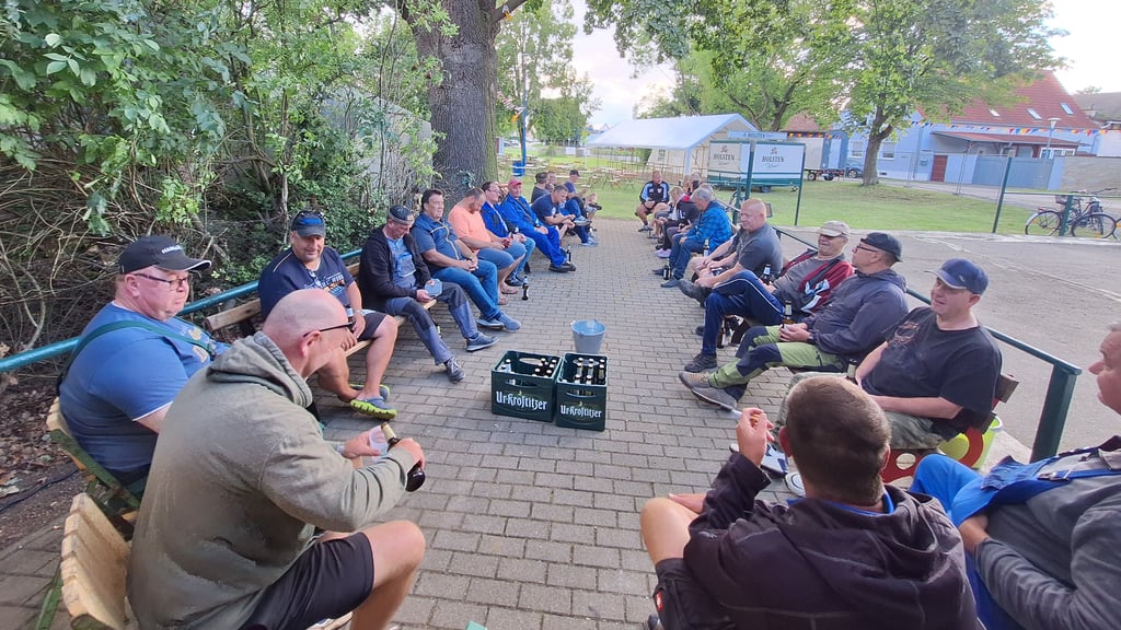 Heimatfest Osmarsleben: Pause der Aufbauhelfer.