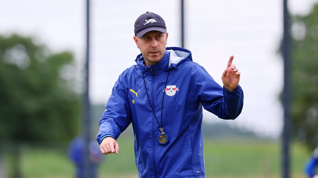 Ole Werner gibt im Trainingslager Anweisungen.