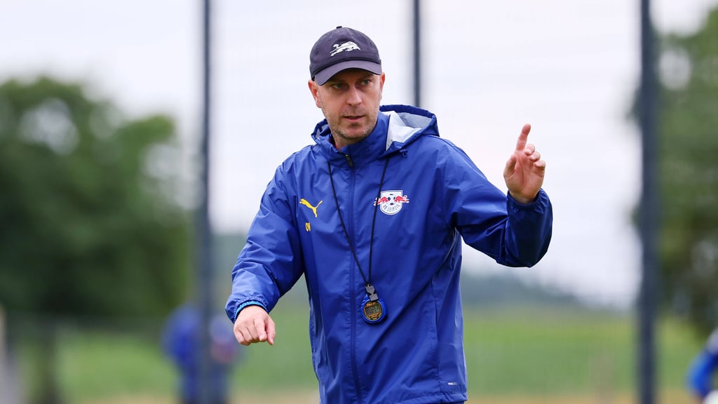 Ole Werner gibt im Trainingslager Anweisungen.