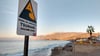 Ein Warnzeichen für unmittelbare Tsunamigefahr: Das Wasser an der Küste zieht sich in kurzer Zeit weit zurück und legt große Flächen Meeresboden frei.
