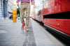 Ein sehbehinderter Mann geht mit Blindenstock an einem Verkehrsleitwegesystem entlang.