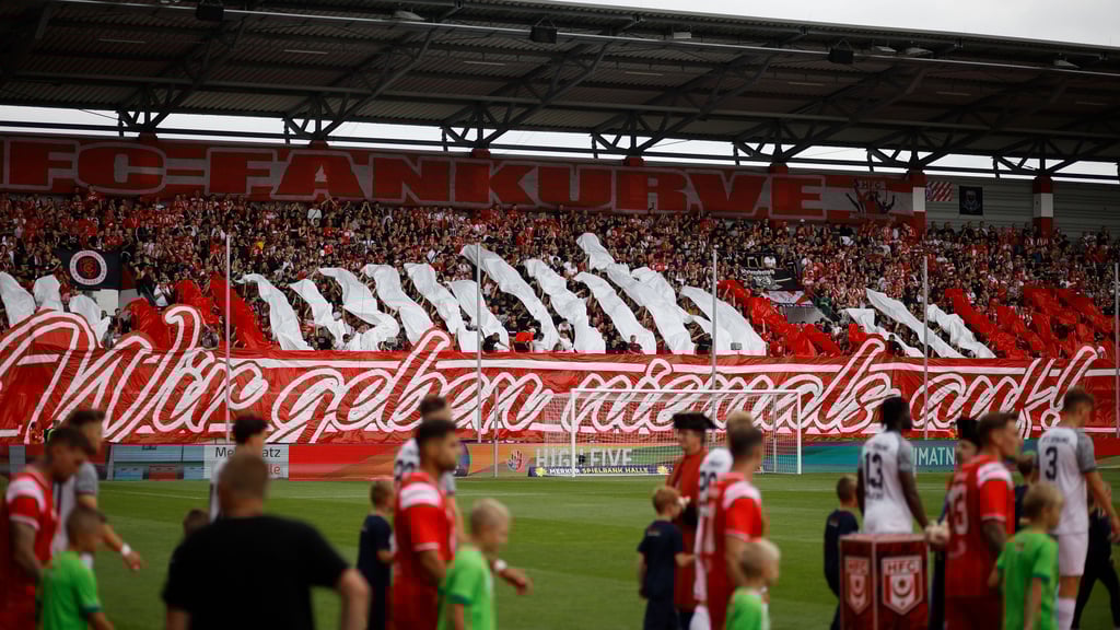 Beim ersten Saisonspiel des Halleschen FC gegen den BFC Dynamo gab es eine Choreo der Fans.