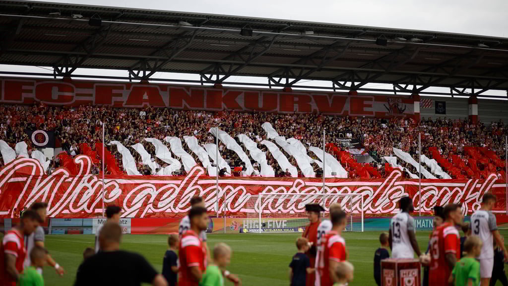 Beim ersten Saisonspiel des Halleschen FC gegen den BFC Dynamo gab es eine Choreo der Fans.