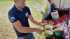 Bei den Melonen vom Pferdehof Elbaue in Schönebeck überprüft Andre Laue, wie reif sie sind. Diese ist es noch nicht.