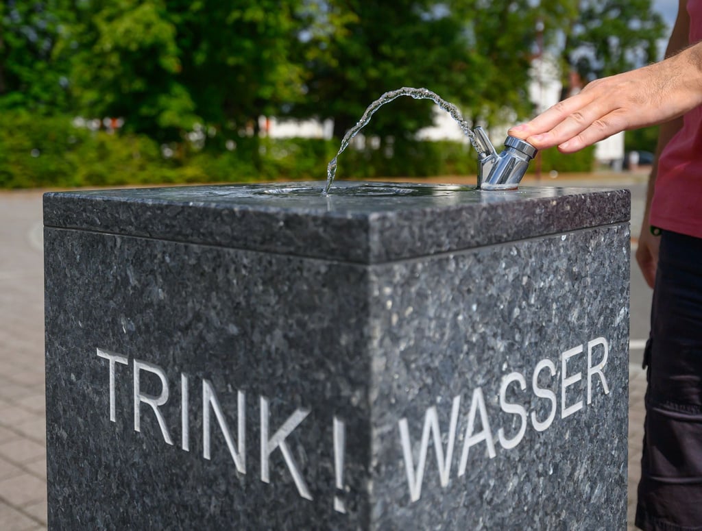 Öffentliche Trinkwasserbrunnen gelten als ein Mittel, um Menschen vor negativen Folgen von Hitze zu schützen (Symbolbild)