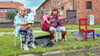 Hilfe Baron (8, von rechts), ihr Bruder Karl (6, nicht im Bild) und Freundin Emely Gust (7) haben sich als Straßenmusiker