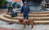 Eitel Emrich mit seinem Blindenführhund „Fox“ bei seinem Magdeburg-Besuch vor dem Faunbrunnen.