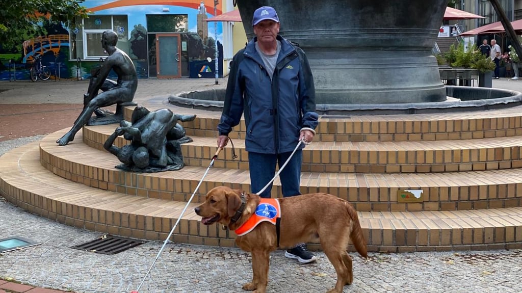 Eitel Emrich mit seinem Blindenführhund „Fox“ bei seinem Magdeburg-Besuch vor dem Faunbrunnen.