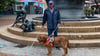 Eitel Emrich mit seinem Blindenführhund „Fox“ bei seinem Magdeburg-Besuch vor dem Faunbrunnen.