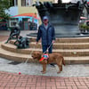Eitel Emrich mit seinem Blindenführhund „Fox“ bei seinem Magdeburg-Besuch vor dem Faunbrunnen.