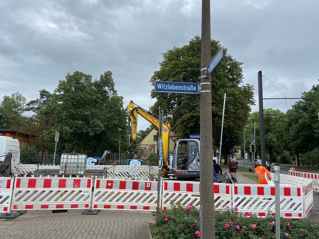 Die Witzlebenstraße an der Grundschule „Am Pechauer Platz“ bleibt für mehrere Wochen vollgesperrt.