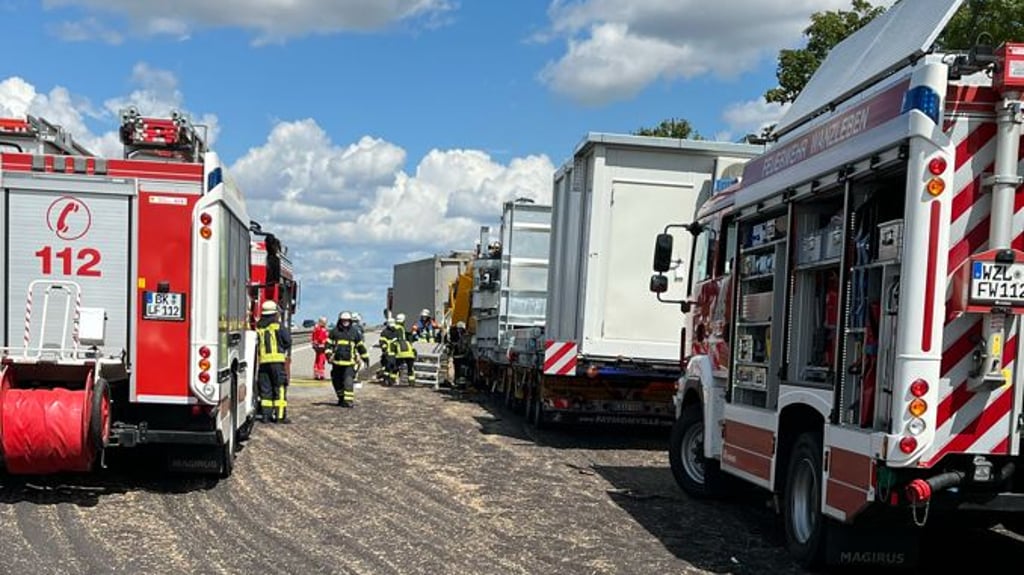 Auf der A14 hat sich an einem Stauende ein Unfall mit einem Schwerlasttransporter und einem Lkw ereignet.