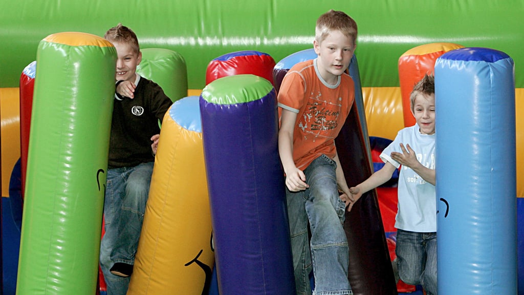 Lange Rutschen mit möglichst vielen Wellen: Das gefällt Kindern! Auf Indoor-Spielplätzen können sie herumtoben, egal wie mies das Wetter draußen ist.