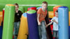 Lange Rutschen mit möglichst vielen Wellen: Das gefällt Kindern! Auf Indoor-Spielplätzen können sie herumtoben, egal wie mies das Wetter draußen ist.  