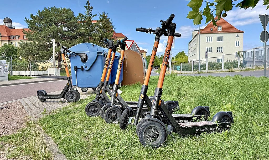 Zeus E-Roller abgestellt in der Nähe vom Bahnhof