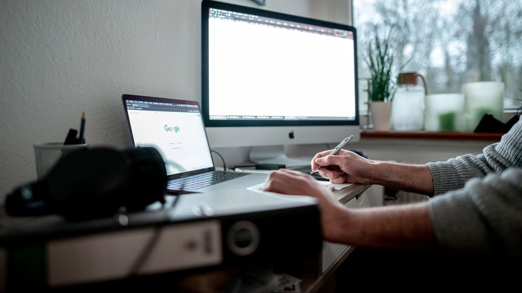 Im Homeoffice immer voll bei der Sache? Auch privates Surfen während der Arbeitszeit kann unter Umständen als Arbeitszeitbetrug gewertet werden.