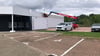 Auf dem Parkplatz sind bereits Stellflächen markiert, am Gebäude des neuen Tedox-Marktes in Quedlinburg wird die Außenwerbung angebracht.