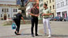 Alexander Prinz (links) und Felix Banaszak auf dem Marktplatz in Eisleben beim Dreh.   