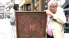 Hubert Kampik zeigt das in Leder geschnittene Wappen, eine Darstellung des historischen Wappens von Quedlinburg.