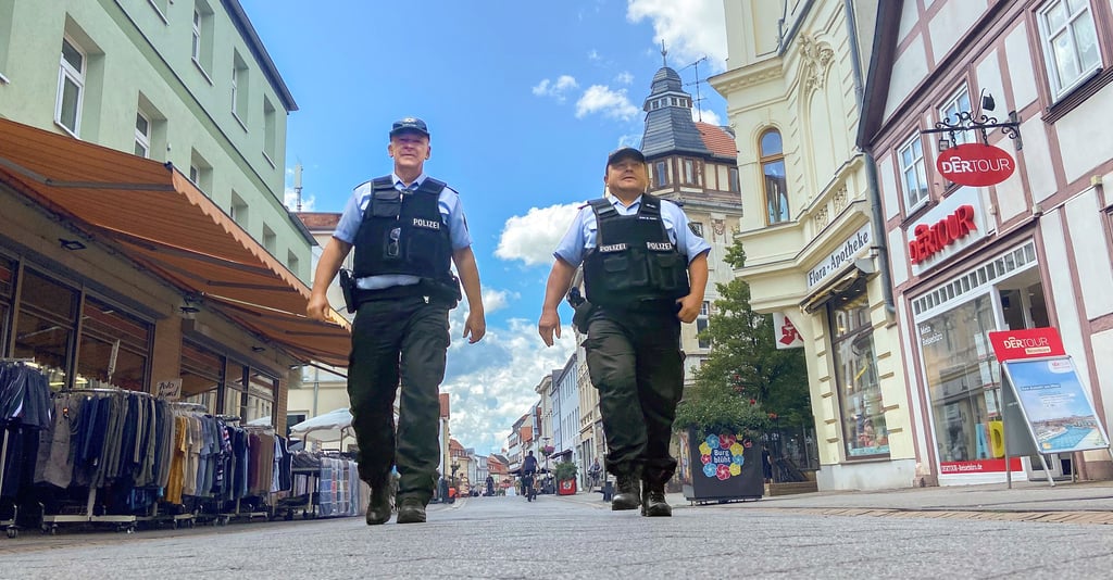 Die Polizei läuft verstärkt Streife in der Schartauer Straße in Burg.