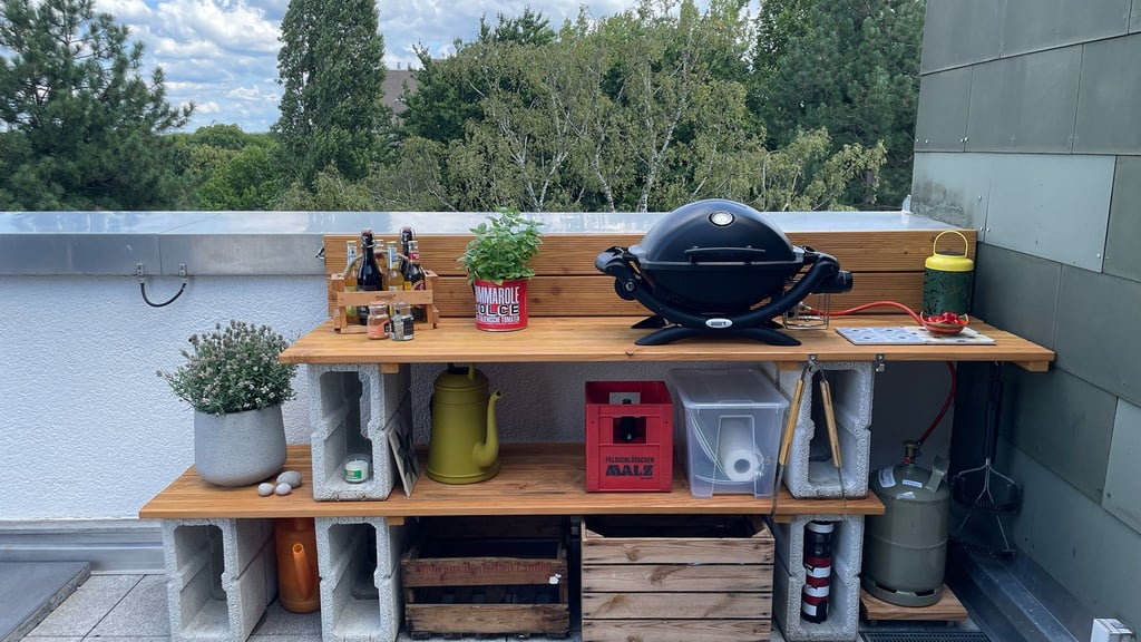 Mit einigen Dielen und Mauersteinen kann man selbst eine Grillstation bauen und an die individuellen Bedürfnisse anpassen.