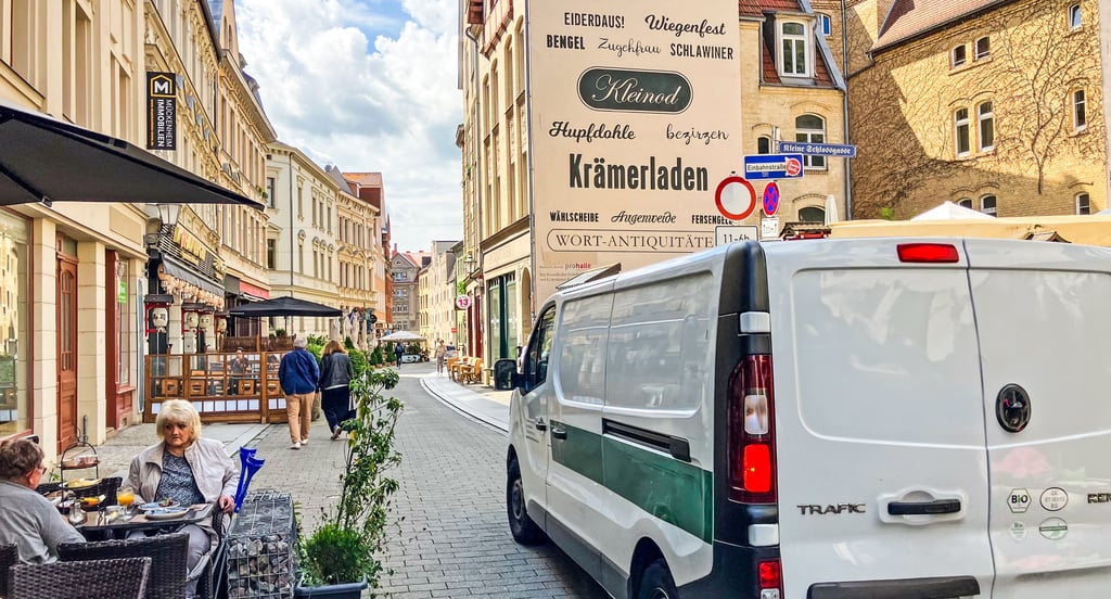 Trotz Verbot nach 11 Uhr: Ein Lieferwagen fährt in den Abschnitt der Kleinen Uli, der nur noch zeitweise frei ist.